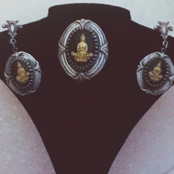1950s Royal Crest Reverse Glass Cabochon Buddhist Deity Brooch and Earring Set - Picture 2 of 12